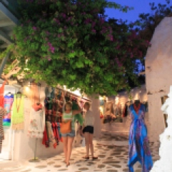 Gezellige kleine straatjes in het hart van Mykonos - avond tijdens strandvakantie Cycladen