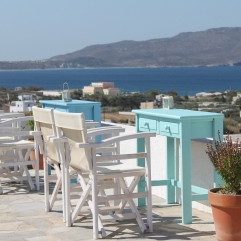 Uitzicht op de haven Adamas vanaf de heuvel op Milos - vakantie Griekenland