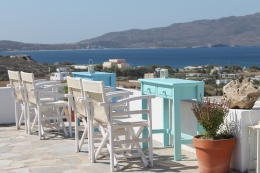 Uitzicht op de haven Adamas vanaf de heuvel op Milos - vakantie Griekenland
