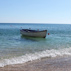 Ag Kyriaki, een prachtig zandstrand op het eiland MIlos. Vakantie Griekse Cycladen
