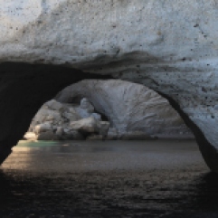 Sykia grot, een ideale bestemming per boot. Boottocht langs de kust van Milos.