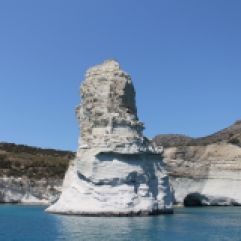 Puimsteen, prachtige witte rotsen. Te zien vanaf de boot, tour Milos Griekse Cycladen.