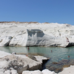Sarakiniko, landschap van wit puimsteen. Rotsen waar je vanaf kunt duiken. Vakantie Milos.