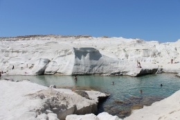 Sarakiniko, landschap van wit puimsteen. Rotsen waar je vanaf kunt duiken. Vakantie Milos.