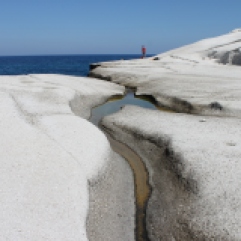 Sarakiniko, prachtig wit puimsteen. Heerlijk om te zwemmen en van de rotsen in het zeewater te springen. Vakantie Griekse Cycladen, Milos.