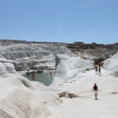Sarakiniko: super mooie witte rotsen van puimsteen. Met strand en helderblauw zeewater. Vakantie Milos Griekenland.