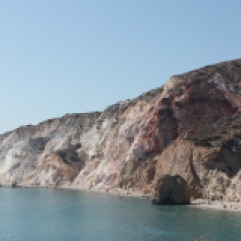Firiplaka, het schitterende uitgestrekte zandstrand aan de zuidkant van Milos. Genieten van een vakantie op de Griekse eilanden.