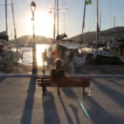 Haven op Ios. Zonsondergang op vakantie op het Griekse eiland Ios.