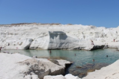 zwemmen tussen de puimsteenrotsen op Milos Cycladen zonvakantie Griekenland