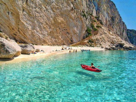 Greece lastminute strandvakantie helderblauw zeewater strand