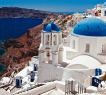 witte huizen met blauwe koepeldaken - zonvakantie griekenland