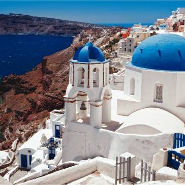 witte huizen met blauwe koepeldaken - zonvakantie griekenland